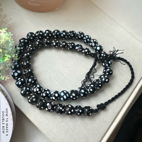 Authentic Venetian Skunk African Trading Beads, Rare Black & White, Strand of 48 - Picture 9 of 9